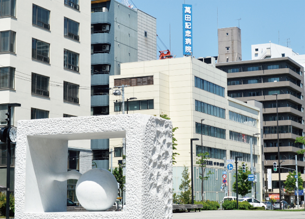 北向かいに萬田記念病院が隣接